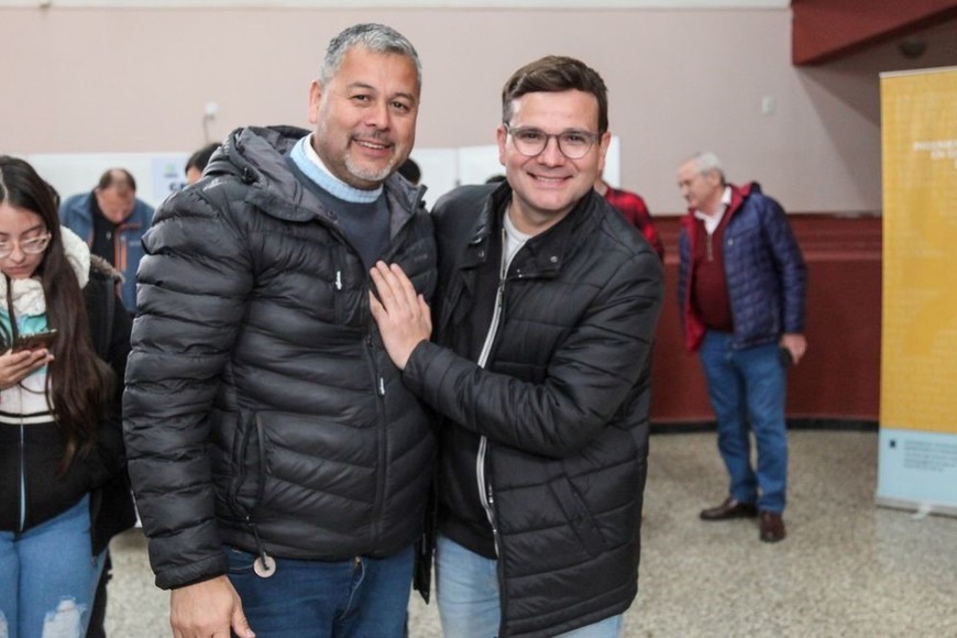 En Franck Damián Franzen (derecha de la imagen) es el nuevo Jefe Comunal. En la foto junto a Daniel Ríos quien renovó su mandato en San Jerónimo del Sauce.