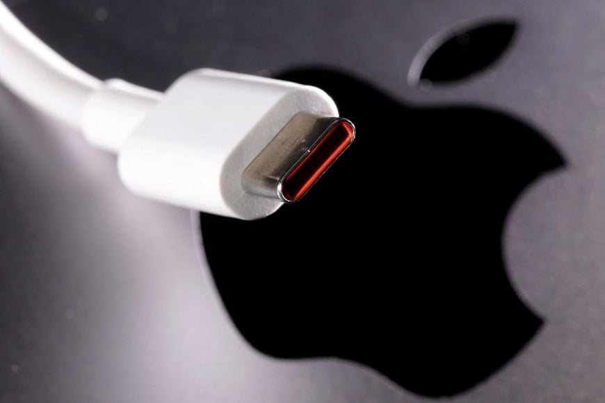 FILE PHOTO: A USB-C (USB Type-C) cable is seen near the Apple logo in this illustration taken October 27, 2022. REUTERS/Dado Ruvic/Illustration/File Photo