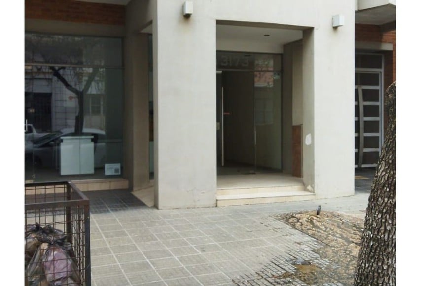 El desborde cloacal afecta el ingreso al edificio.