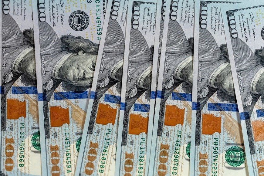 El dólar “blue” abre a $717.