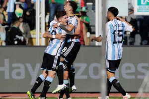 Argentina vence a Bolivia por 2 a 0 y juega con un hombre de más. Crédito: Reuters