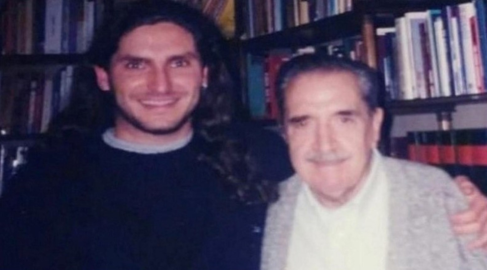 Desde su juventud, su acercamiento a la política estuvo siempre ligado a la Unión Cívica Radical. En la foto en una visita al ex presidente Raúl Alfonsín, su gran referente.
