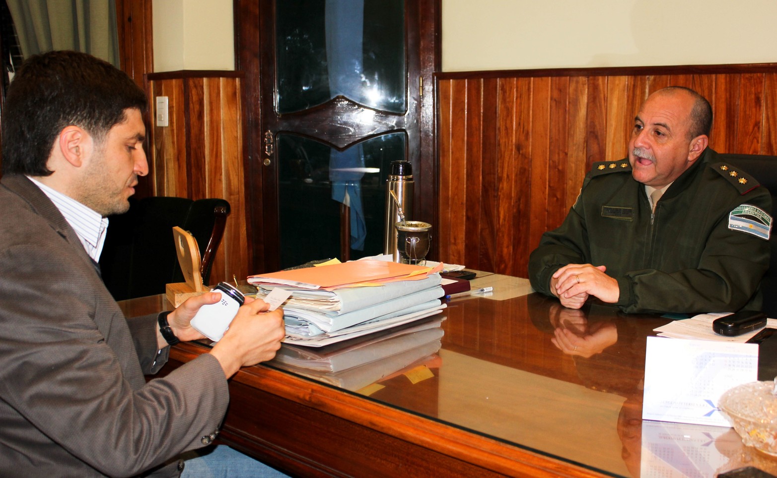 Desde su banca en la Legislatura, se mostró preocupado por los temas de seguridad de la provincia. En la foto, en una reunión con el jefe regional de Gendarmería, en 2013.
