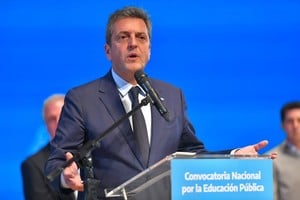 Massa ratificó que “nos van a ver defendiendo con convicción nuestras becas, nuestras escuelas, nuestros docentes, nuestros no docentes y nuestras universidades”.