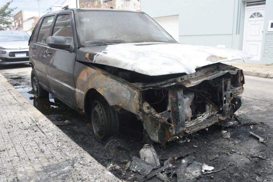 El Fiat Uno que fue incendiado en pasaje Echeverría 1900. Crédito: Guillermo Di Salvatore.