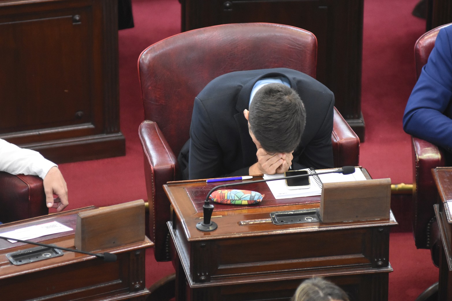 Uno de los gestos en la última sesión legislativa del 1º de mayo de este año. El diputado Maximiliano Pullaro se lo observó como lo muestra la foto, también caminando el recinto y dándole la espalda en el discurso del gobernador Omar Perotti.