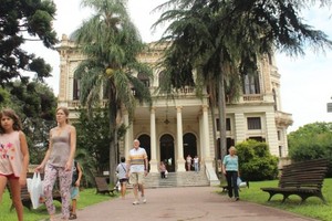 Villa Hortensia fue construida en 1890 por el arquitecto Boyd Walker para la familia de José Nicolás Puccio, un empresario argentino fundador del pueblo, hoy barrio, llamado Alberdi.