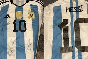 La “10” de Messi firmada por el mejor jugador del mundo.
