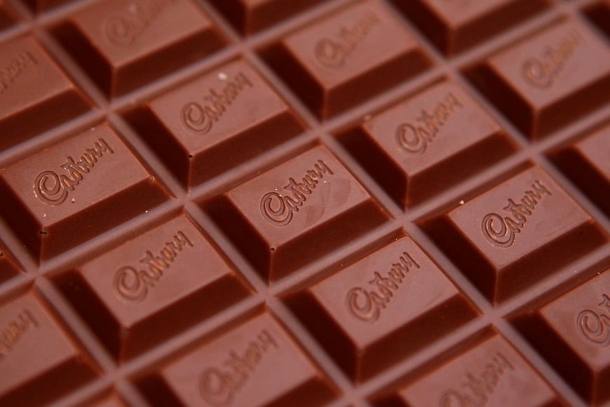 Los productos alimenticios Kraft Kraft Foods acuerdo amistoso para comprar el fabricante britanico de dulces Cadbury chocolate 

Photo Illustration - The Cadbury name is seen on a bar of Dairy Milk chocolate in this photo Illustration taken in Manchester, northern England, on January 19, 2010. Kraft Foods was close to announcing a recommended deal to buy Cadbury for around 11.7 billion pounds ($19.2 billion) after it offered more cash in late-night talks to break a four-month impasse over price.   REUTERS/Phil Noble (BRITAIN - Tags: BUSINESS SOCIETY EMPLOYMENT)   fusion de kraft y cadbury empresa alimenticia kraft compro compra cadbury empresa alimenticia compra fabrica de golosinas dulces