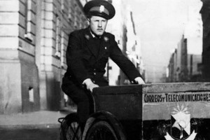 Cartero en triciclo, Buenos Aires c. 1930. Fuente: Archivo General de la Nación Argentina