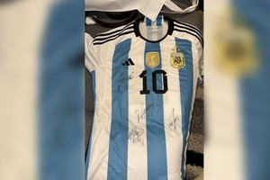 Regalo de Tapia al Tate. La camiseta oficial de la Selección Argentina, con el "10" de Messi y la firma del mejor jugador del mundo. Es un obsequio de la AFA, a través del vice tatengue Edgardo Zin, para el tradicional Torneo Internacional Diego Barisone.