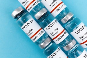 Los médicos esperan que se vacune un número suficiente de personas para evitar otra "triple epidemia".