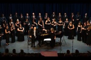 El Polifónico, con Bono al frente presentando a Matías Bustafán, pianista (y también uno de los tenores) del organismo; para este concierto se convocó como segundo pianista al juvenil Franco Broggi. Foto: Gentileza Ministerio de Cultura de Santa Fe