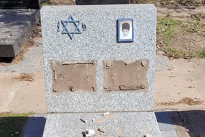 Los daños en las tumbas que fueron vandalizadas