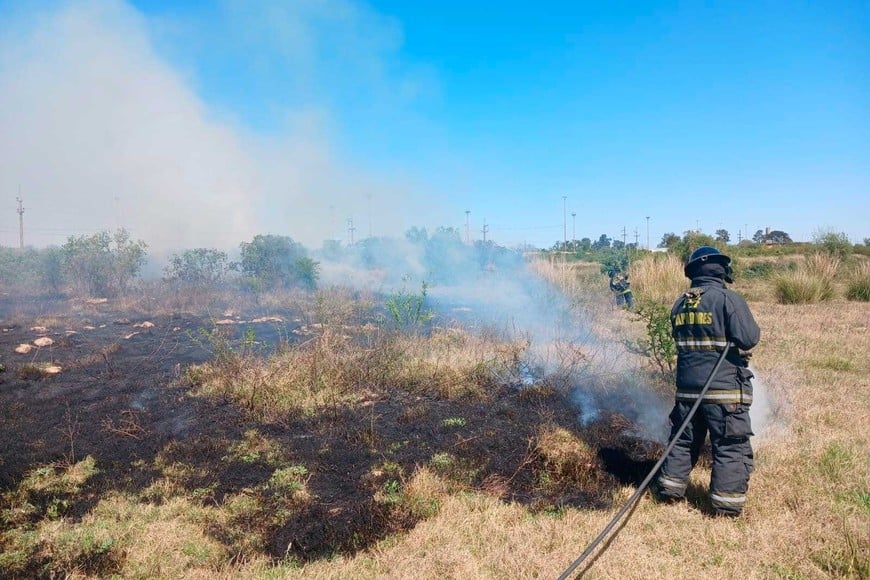Unos 60 minutos les llevó a los bomberos terminar con las llamas.
