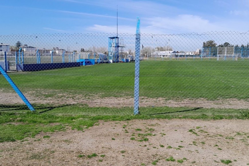 El cartel que homenajeaba al ex arquero de la selección fue retirado de la cancha 1.