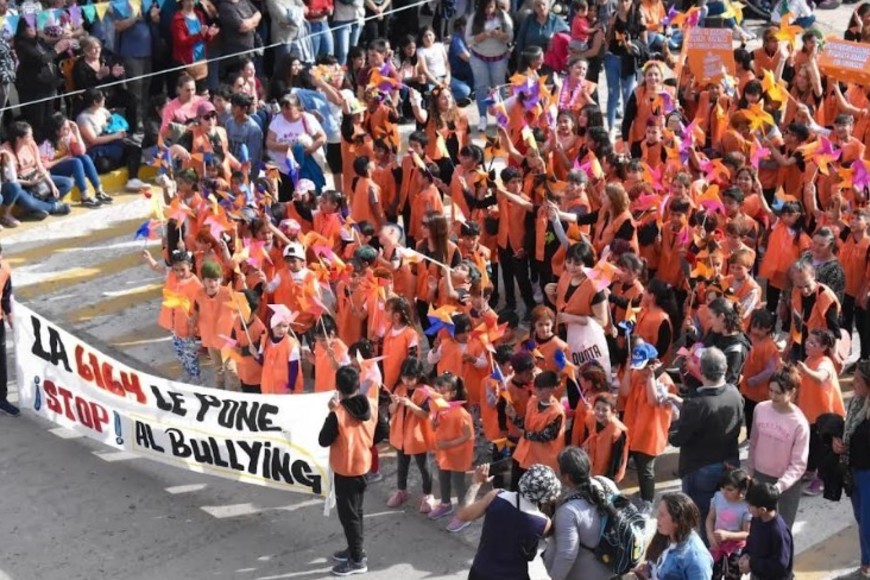Esta imagen se repitió 20 veces: multitudinaria participación de alumnos y docentes. Municipalidad de Coronda