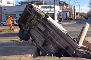 La camioneta incrustada en el pozo.