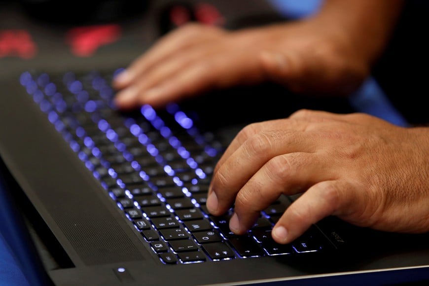 A man types into a keyboard during the Def Con hacker convention in Las Vegas, Nevada, U.S. on July 29, 2017. REUTERS/Steve Marcus   como comprobar si tu correo y tus contraseñas fueron vulneradas por hackers Ciberseguridad