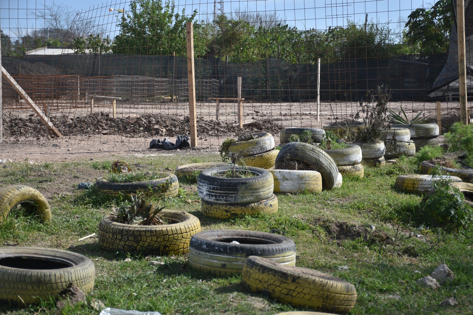 Los vecinos que hablaron con El Litoral contaron que las personas que cercaron el espacio, reduciendo al mínimo la plaza porque corrieron los juegos y los arcos de fútbol a una de las esquinas, se presentaron un día diciendo que tenían permiso para ocupar el predio y hacer en él una planta de reciclaje. Dijeron que eran miembros del MTE, el Movimiento de Trabajadores Excluidos que fundó Juan Grabois y del cual es el principal referente.
