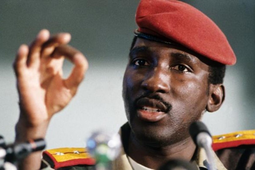 Al mejor estilo del Che Guevara. Thomas Sankara prefería usar una boina con estrella y un uniforme militar. Una vez asumido el poder, vivió ascéticamente, con pocas posesiones y manteniendo un salario mínimo. Archivo El Litoral