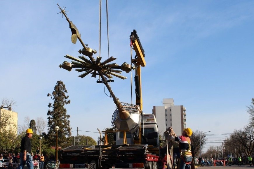 Una grúa de gran porte de una empresa sanlorencina, con una pluma de 80 metros, subió la reliquia a lo más alto. Créditos: El Litoral