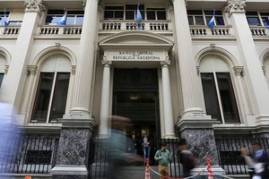 El Banco Central de la República Argentina (BCRA) dispuso este jueves modificaciones en el Debin recurrente y transferencias pull.