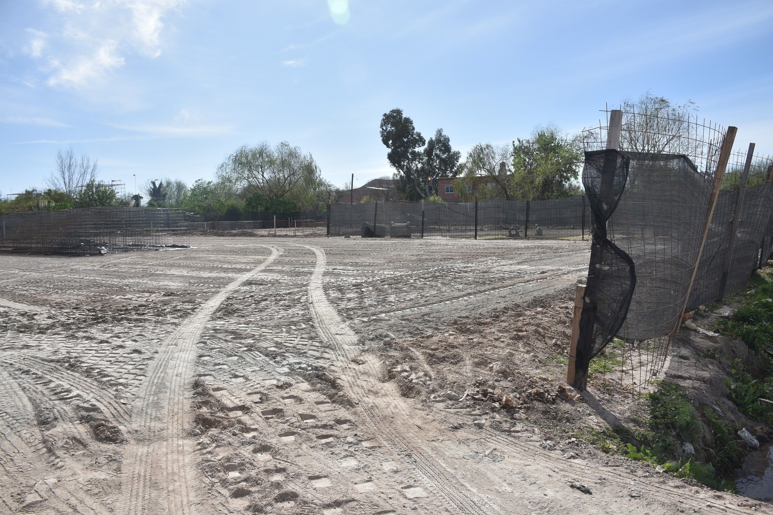 Hace cinco años, la esquina de Camino Viejo a Esperanza y Lhemann era un monte. La calle ni siquiera tenía un mejorado y el trazado era prácticamente imaginario. Fue entonces que los vecinos comenzaron a trabajar para lograr mejoras. Hoy hay un obrador.