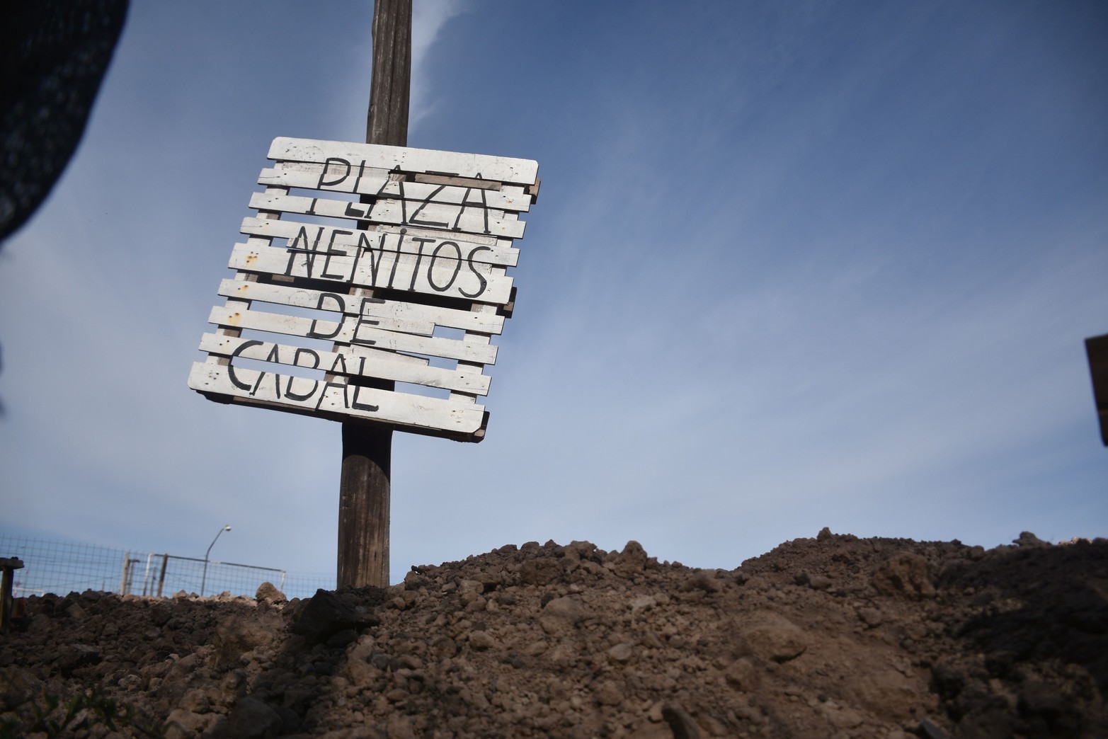 El cartel Plaza Nenito de Cabal todavía está colgado pero ya rodeado por el cerco del obrador. 