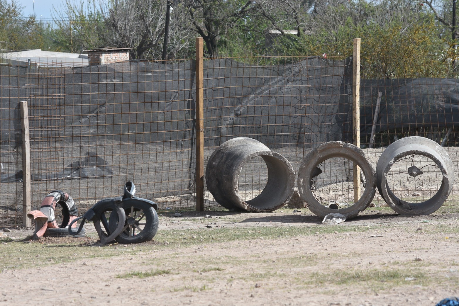 Nosotros nos opusimos. Les dijimos que no lo hicieran acá, en la plaza de los chicos. Que vayan a otro lado. Pero como son tierras nacionales no nos dieron bolilla y arrancaron los trabajos”, manifestó Claudia Rodríguez.