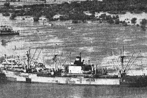 El buque liberiano Sea Urchin obstruyendo el canal.