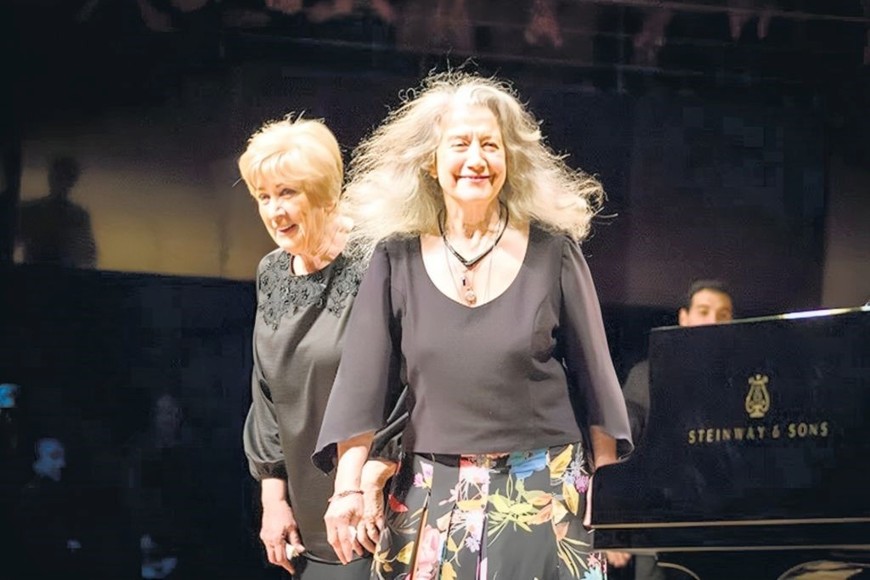 Graciela Reca junto a Martha Argerich, en su recital a cuatro manos en el Centro Cultural Kirchner (2018).