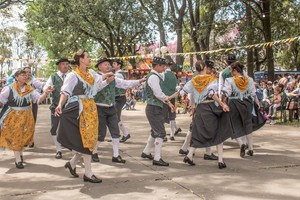 El evento contará con la presencia de food trucks y beer trucks de la localidad y de la zona. Además, una gran feria con artesanos locales, regionales, de provincias vecinas y juegos infantiles para niños.