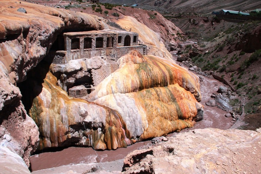 En Mendoza, el Puente del Inca es uno de los principales atractivos para los turistas.