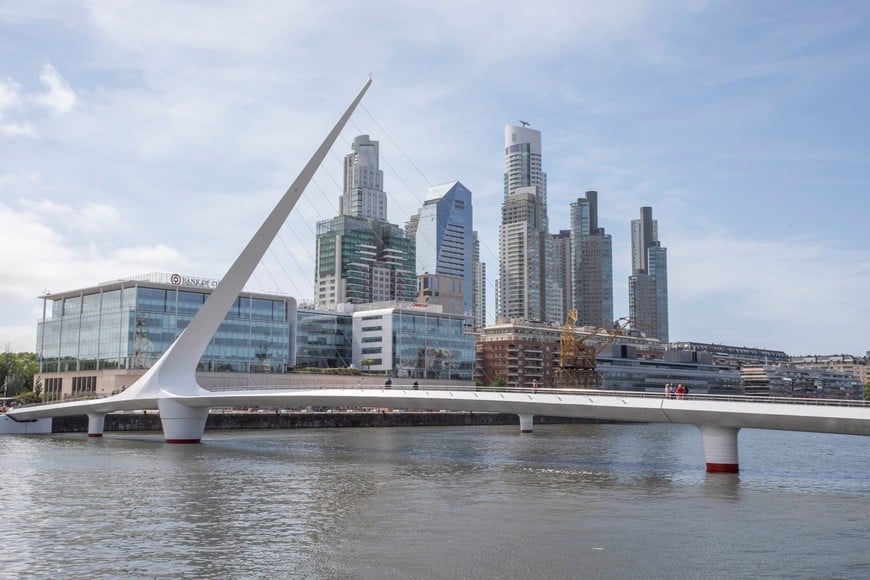 El Puente de la Mujer, un símbolo de Puerto Madero y Buenos Aires.