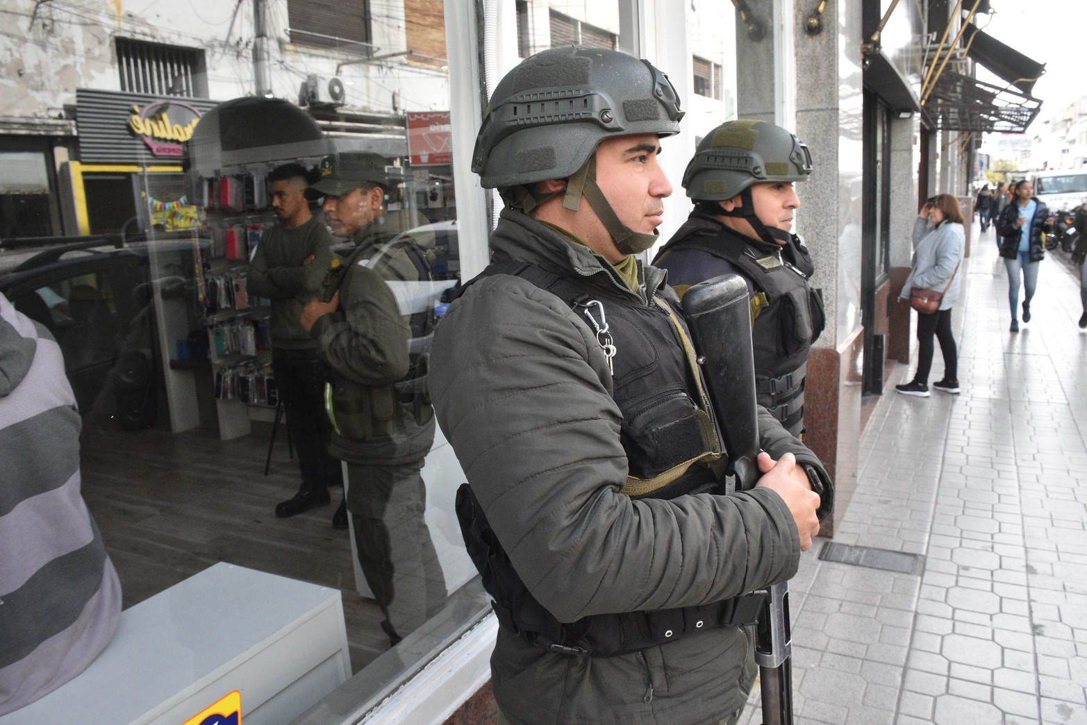 Allanamientos en varios puntos de la ciudad. En un edificio del dique II del puerto se realizó un allanamiento que dejó como resultado el hallazgo de una "cueva financiera" con una gran cantidad de dinero en distintas monedas. También se habría encontrado en el lugar una agenda con nombres y direcciones, lo que desembocó en una serie de operativos en comercios, estudios jurídicos y domicilios particulares.