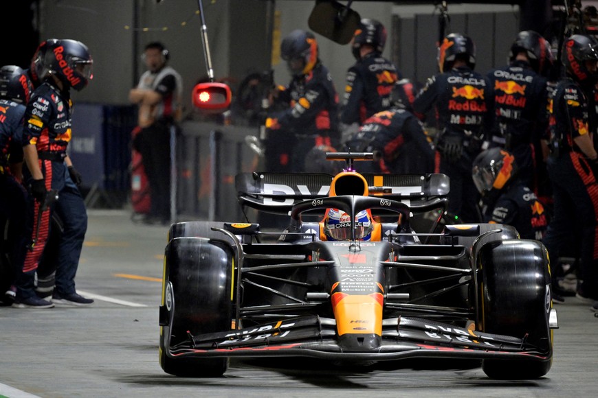 Formula One F1 - Singapore Grand Prix - Marina Bay Street Circuit, Singapore - September 17, 2023 
Red Bull's Max Verstappen in the pits during the race REUTERS/Caroline Chia/Pool