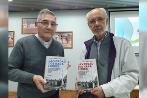 El pbro. Luis Liberti (der.)es uno de los autores del libro que será presentado el lunes en Paraná y el martes en Santa Fe, junto al pbro. Antonio Grande (izq.).