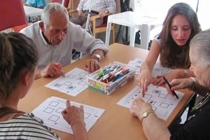 En los centros de atención de adultos, por ejemplo, los psicopedagogos ayudan a mejorar la calidad de vida. Acompañan un estilo de vida activo y saludable atendiendo diversas problemáticas, que afectan la cognición y funciones como la memoria y la atención, entre otras.
