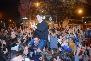 El flamante ganador Leonardo Viotti durante el festejo rodeado de militantes.