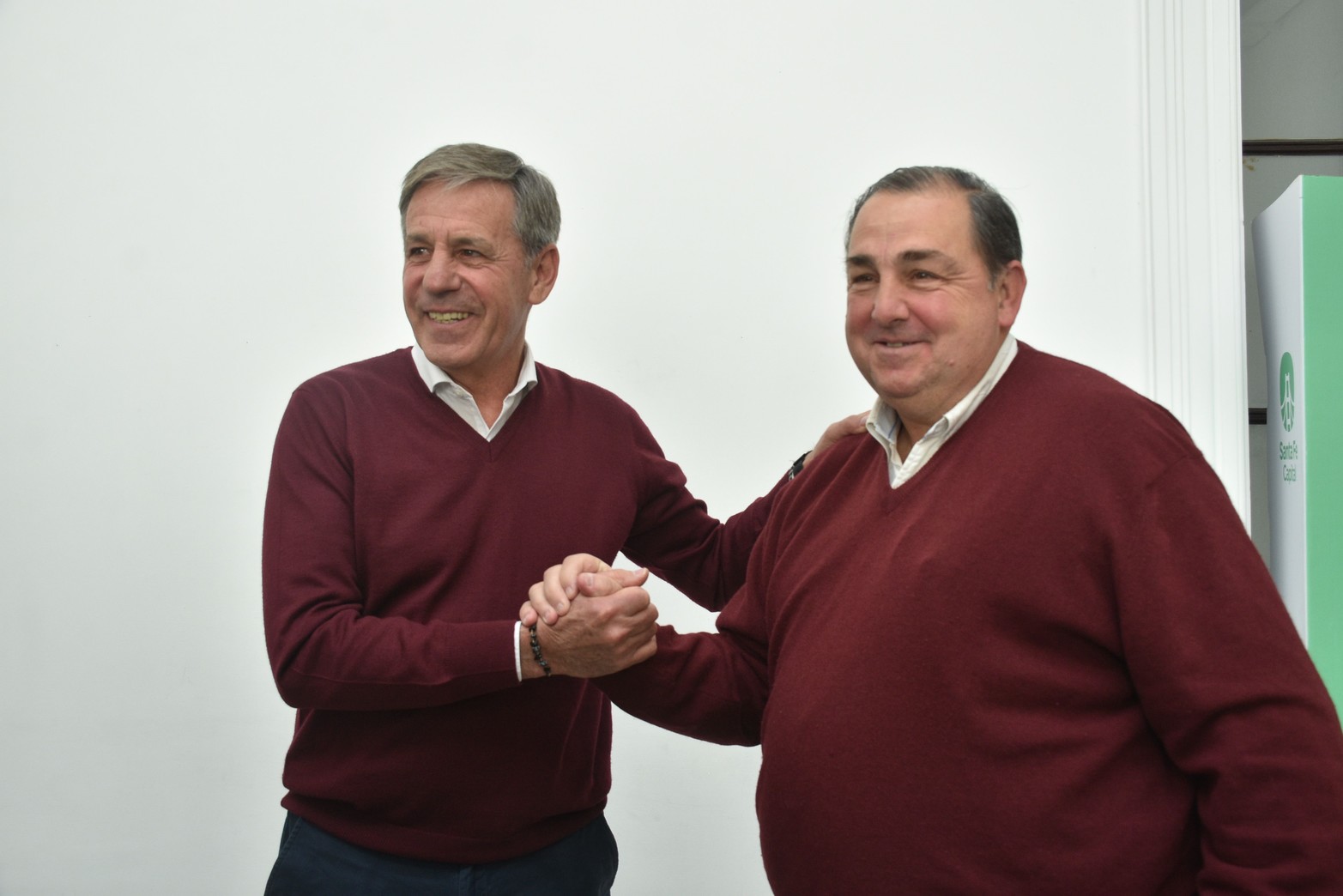 Intendente saliente, intendente entrante. El intendente Emilio Jatón se reunió con Juan Pablo Poletti para organizar la transición en la intendencia. Situación financiera del municipio, el Presupuesto Municipal 2024 y la cuestión hídrica, fueron algunos de los temas en agenda