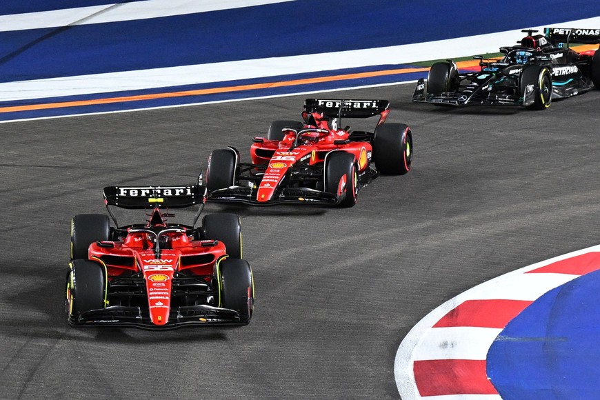Formula One F1 - Singapore Grand Prix - Marina Bay Street Circuit, Singapore - September 17, 2023 
Mercedes' George Russell, Ferrari's Carlos Sainz Jr. and Ferrari's Charles Leclerc in action during the race REUTERS/Andy Chua