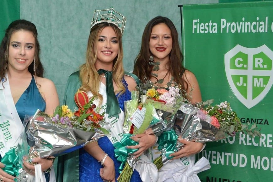 Alexandra Herzog, es la nueva Reina de la Fiesta Provincial del Pollo, representante de la Comuna de Progreso; 1era. Princesa, María Celeste Honeken, de la localidad de Villa San José y 2da. Princesa, Malena Radeff de la localidad de Humboldt.
Foto: Gentileza Natalia Prietrobon