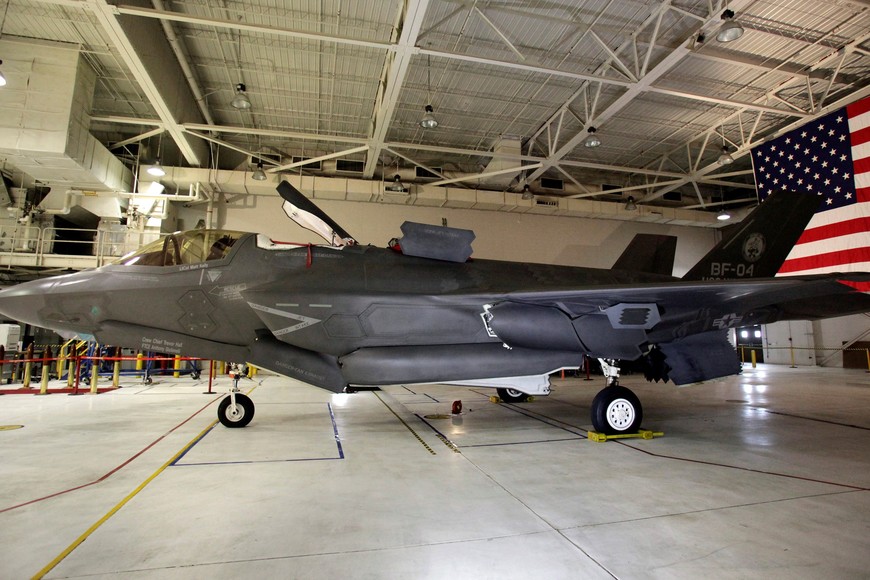 FILE PHOTO: A F-35 Lightning II Joint Strike Fighter is seen at the Naval Air Station (NAS) Patuxent River, Maryland January 20, 2012. U.S. REUTERS/Yuri Gripas/File Photo