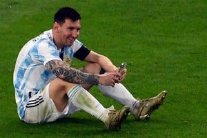 Messi festeja y se comunica con su familia.