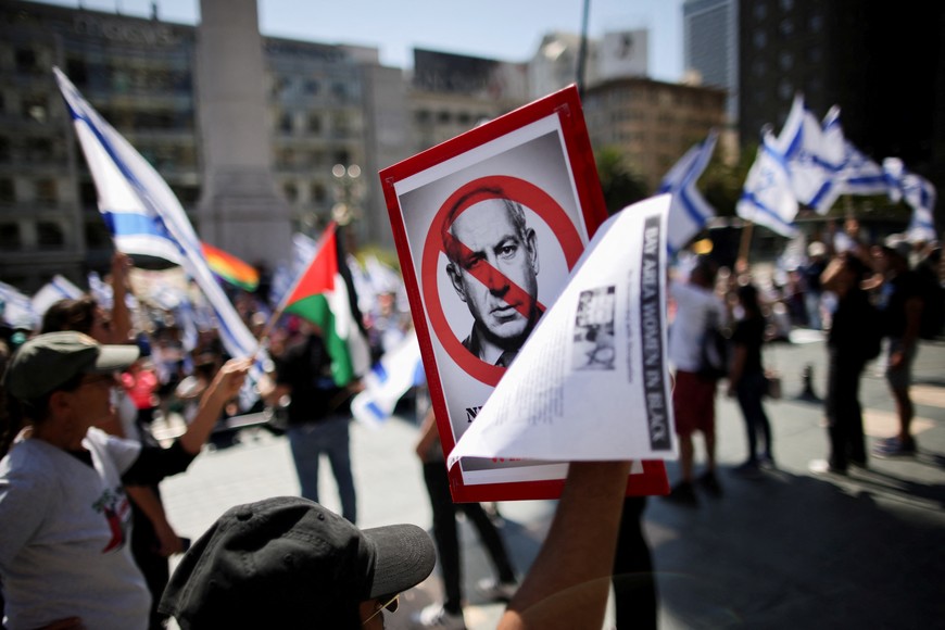 People gather to protest Israeli Prime Minister Benjamin Netanyahu's visit to California as he is scheduled to meet with entrepreneur Elon Musk, at Union Square in San Francisco, California, U.S. September 18, 2023. REUTERS/Carlos Barria