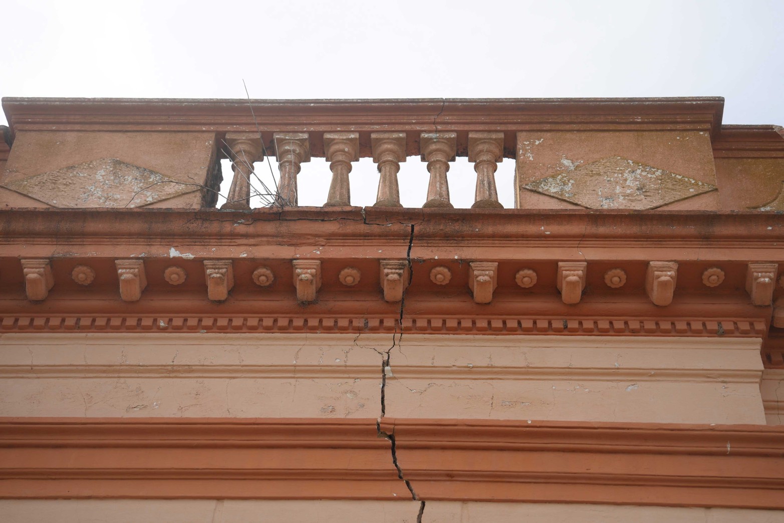 Rajaduras en las paredes y cornisa.