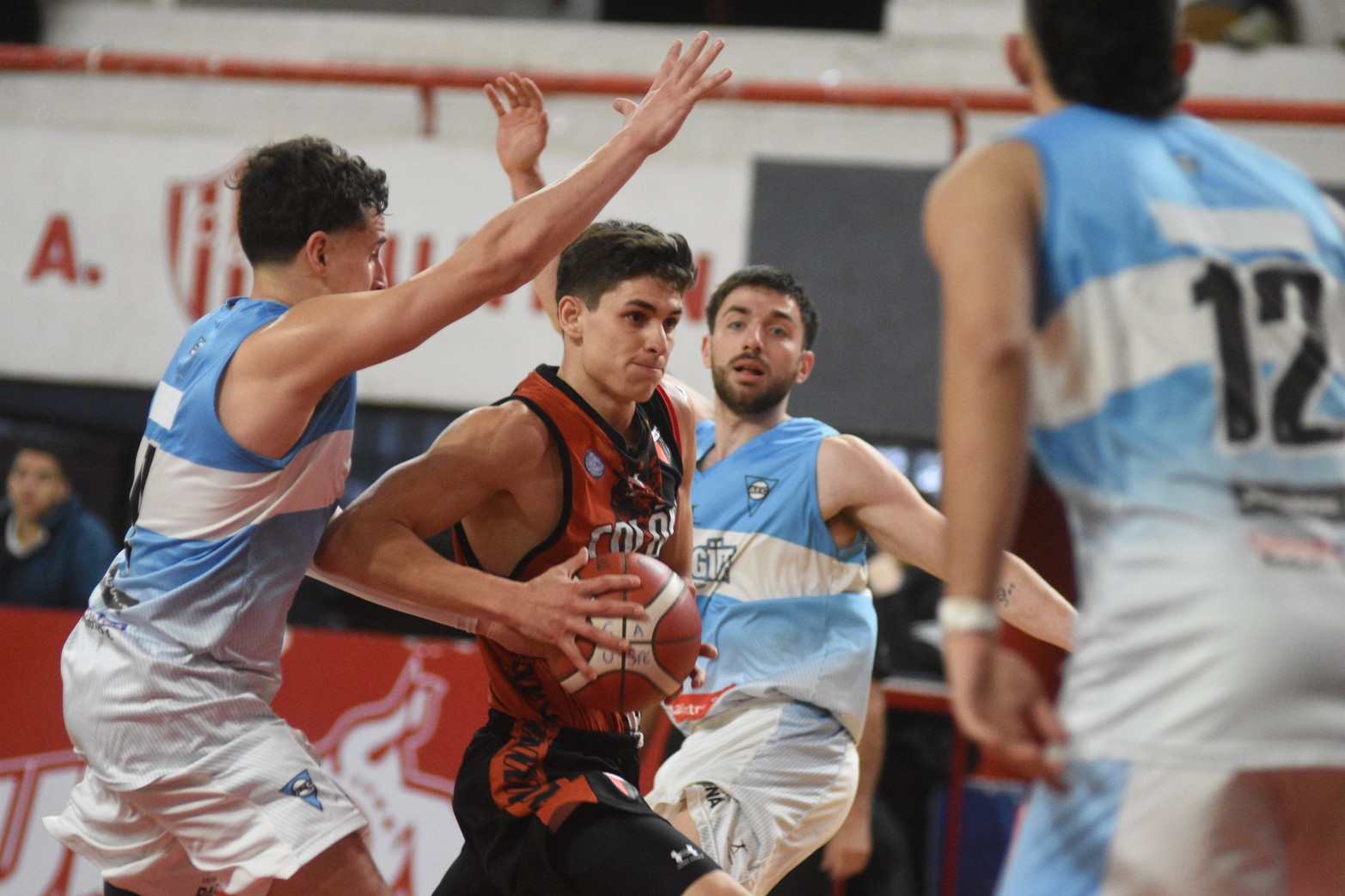 Colón perdió por un doble (81 a 83 ) contra Echagüe de Paraná.