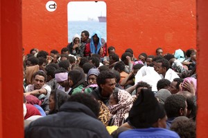 Migrants wait aboard a navy ship before being disembarked in the Sicilian harbour of Augusta June 1, 2014. Italian navy patrol ships rescued more than 3,500 migrants including hundreds of women and children from boats coming from North Africa, authorities said on Saturday, while Prime Minister Matteo Renzi called for help from the European Union.
The rescues, which the coast guard said have been going on since Friday evening, are the latest in a seemingly endless succession as the chronic migrant crisis in the southern Mediterranean has picked up this year. A total of 3,612 migrants from Syria and North Africa were picked up from 11 boats and taken to ports in Sicily and the Mediterranean island of Lampedusa, a coastguard spokesman told Reuters. Some 43,000 people have crossed from North Africa to Italy so far this year, the same amount as in the whole of 2013, the coastguard said.  REUTERS/Antonio Parrinello (ITALY - Tags: POLITICS CIVIL UNREST SOCIETY IMMIGRATION TPX IMAGES OF THE DA italia sicilia augusta  italia inmigracion ilegal captura barco bote con inmigrantes ilegales de africa inmigrantes africanos