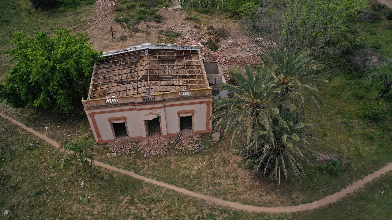 La casona ya no tiene el techo.